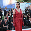 Claire Foy nosila je grimiznu haljinu Bottega Veneta koju je dizajnirao kreativni direktor Matthieu Blazy