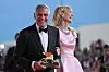 George Clooney i Laura Dern nakon što mu je uručila Zlatnog lava za životno djelo
