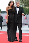 Amal i George Clooney uskladili su se u elegantnim crnim odjevnim kombinacijama na crvenom tepihu, ona je nosila kreaciju brenda Tom Ford izrađenu po mjeri, dok je George nosio Armani odijelo
