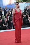 Claire Foy nosila je grimiznu haljinu Bottega Veneta koju je dizajnirao kreativni direktor Matthieu Blazy