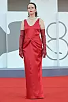 Claire Foy nosila je grimiznu haljinu Bottega Veneta po narudžbi koju je dizajnirao kreativni direktor Matthieu Blazy