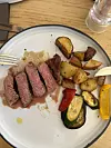 Rib-eye odrezak i krumpir s povrćem iz pećnice u bajti Sofie Hütte