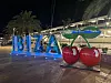 Natpis Ibiza i motiv trešnje na aerodromNatpis Ibiza i motiv trešnje na aerodromu
