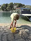 Klinci rone, skaču s mula, veslaju na SUP-u, istražuju, love ribice i školjkice...