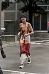 Haljina uz tijelo tie-dye uzorka i robusne tenisice
