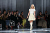 Donatella Versace prošetala se modnom pistom na reviji kuće Versace tijekom milanskog Tjedna mode, posljednji put u ulozi kreativne direktorice