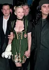 Na potpisivanje knjige 'Seks', Madonna je došl au svojoj varijanti dindrlice; u društvu s fotografom Stevenom Meiselom koji je snimio većinu fotografija u knjizi