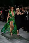Dvadeset godina kasnije: Donatella s Jennifer Lopez u ‘onoj‘ haljini koju je glumica i pjevačica prvi put nosila na dodjeli Grammyja, u veljači 2000. godine