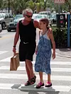 Gianni Versace toliko je volio nećakinju Allegru Beck, kćer sestre Donatelle, da joj je, nakon što je od brata Santa otkupio 10 posto tvrtke (imali su svaki po 40 posto, a Donatella 20 posto), ostavio svojih 50 posto - pa je djevojčica na kraju naslijedila 70 posto dionica modne kuće