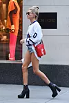 Manekenka Hailey Baldwin sa Supreme torbicom