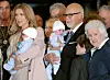 Celine Dion 2011. u sretnim danima, sa suprugom Renom koji je u međuvremenu preminuo, njihovim blizancima Nelsonom i Eddyjem, njihovim starijim sinom Rene-Charlesom i njenom majkom Therese