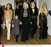 Ženski izlazak 2002. na izložbu posvećenu modnoj kući Versace u ‘The Victoria i Albert Museumu‘ u Londonu: Allegra Versace, Madonna i njena kći Lourdes, Chelsea Clinton i Donatella Versace