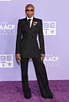 Cynthia Erivo u crnom strukiranom Louis Vuitton odijelu na prugice na dodjeli BAFTA nagrada