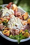 Burrata s pečenim breskvama i pršutom