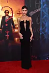 Zoe Kravitz u crnoj dugoj elegantnoj haljini.