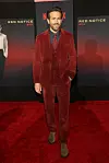 Glumac se na premijeri Netflixovog filma 'Red Notice' pojavio u crvenoj kombinaciji.