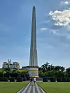 Spomenik neovisnosti smješten je u parku Maha Bandula u centru Yangona