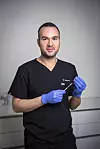 Koža postupno gubi kolagen i elastičnost, mijenja se raspored masnih jastučića, potporne strukture više ne funkcioniraju jednako, a s vremenom se remodelira i koštana struktura lica, objašnjava dr. Jurčević