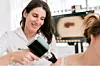 FotoFinder je aparat, koji osim digitalnog dermatoskopa, kojim možemo poslikati i uvećati promjenu i do 70 puta, dodatno ima kameru koja fotografira kožu cijelog tijela, što nam je najvažnije u praćenju visoko rizičnih pacijenata i osoba s većim brojem madeža