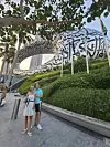Voditelj i supruga ispred Muzeja budućnosti (Museum of the Future), arhitektonskog čuda u Dubaiju