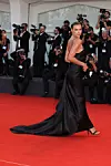 Irina Shayk odabrala je elegantnu haljinu modne kuće Pinko