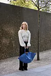 Basic pletivo i crne široke hlače začiniti s XL torbom u boji