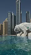 Skulptura tigra prepoznatljiv je dio dekoracije na terasi restorana i salona uz bazen Wane by SoMiya, koji se nalazi na 4. katu hotela Marina u Dubaiju
