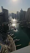Pogled na Dubai Marinu, luksuznu stambenu četvrt poznatu po umjetno stvorenoj marini, kanalima i impresivnom, modernom neboderu