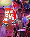 Bangkok je, govori voditelj, prepun atraktivnih rooftopova s DJ-ima, tako da su on i supruga, kao stari i neuništivi partijaneri, gotovo svake večeri završili na nekom od njih