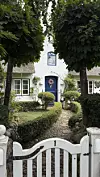 Lijepo uređeni vrt tradicionalne frizijske kuće