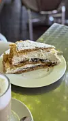 Frizijska torta tradicionalni je sjevernonjemački desert koji se sastoji od slojeva prhkog ili lisnatog tijesta, kiselkastog pekmeza od šljiva i bogatog tučenog vrhnja