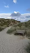 Na plažama se mogu pronaći i drvene klupice za odmor