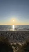 Slika prikazuje prekrasan zalazak sunca na plaži Westerland
