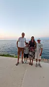 Nakon buđenja u apartmanu s pogledom na pučinu, obitelj Petrušić doručkuje i onda se ide na plažu