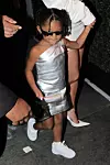 Stormi u srebrnoj kreaciji