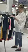 Amber Heard snimljena je kako razgledava ponudu u dućanu s pristupačnim cijenama.