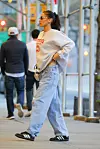 Bella Hadid u retro obući