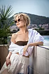 Pjevačica Danijela Martinović na terasi hotela Dioklecijan