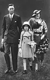 Kralj George VI. i kraljica Elizabeta (Kraljica Majka) s princezom Elizabeth (danas kraljicom) 1932.
