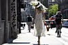 Street style u midi haljini s printom i sandalama na block potpeticu