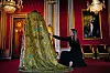 Odjeća koju će kralj Charles III. nositi na krunidbi izložena je u Buckinghamskoj palači