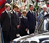 Charles Spencer s prinčevima Williamom i Harryjem te kraljem Charlesom na ispraćaju princeze Diane u Londonu