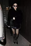 Kylie Jenner u crnoj jakni od krzna na večeri