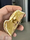 Chozen pinca sastoji se od bijele čokolade, mliječne kreme infuzirane pincom, karamele od naranče i lješnjaka te hrskavca od dehidrirane pince, badema, kandirane naranče te malo soli