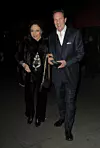 Joan Collins i Percy Gibson ispred restorana u Londonu