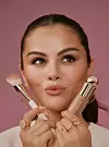 Američka pjevačica i glumica Selena Gomez obogatila je svoju kozmetičku liniju Rare Beauty novim tekućim proizvodom za konturiranje Soft Pinch Liquid Contour, 37 €