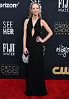 Juno Temple za crveni je tepih odabrala elegantnu Givenchy haljinu sa zanimljivim dekolteom