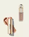 Shape and Shade kremasti stik za konturiranje na koži poprima baršunastu teksturu, 31 € ICONIC LONDON/ proizvodom za konturiranje Soft Pinch Liquid Contour, 37 € RARE BEAUTY