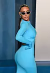 Kim Kardashian na Vanity Fair partyju u kreaciji Balenciage, uz sunčane naočale futurističkog dizajna Fotografija: Profimedia