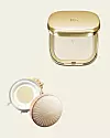 Fig Skin Perfector s hijaluronskom kiselinom i ekstraktima smokve i ruže, 52 € DOLCE & GABBANA/ Real Magic prozračan puder u svijetloj nijansi banane za usavršavanje tena, 28 € ZOEVA